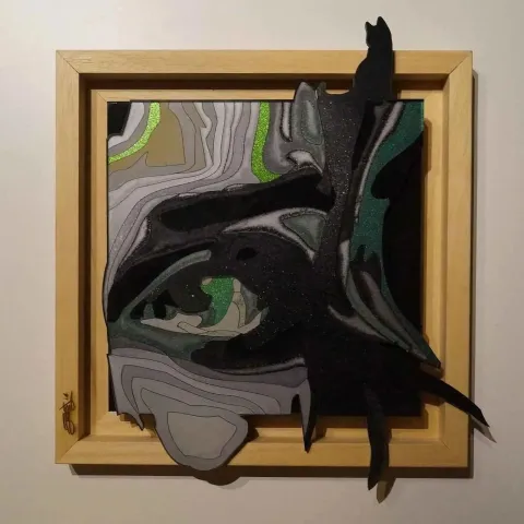 Bu eser EMRE LÜLE tarafından 2014 yılında 20x20 cm ölçülerinde Pleksi tekniği ile yapılmıştır.
