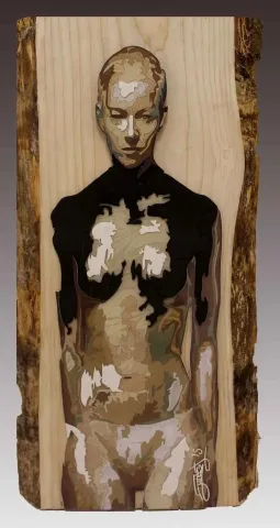 Bu eser EMRE LÜLE tarafından 2015 yılında 60x29 cm ölçülerinde Pleksi+Ahşap tekniği ile yapılmıştır.