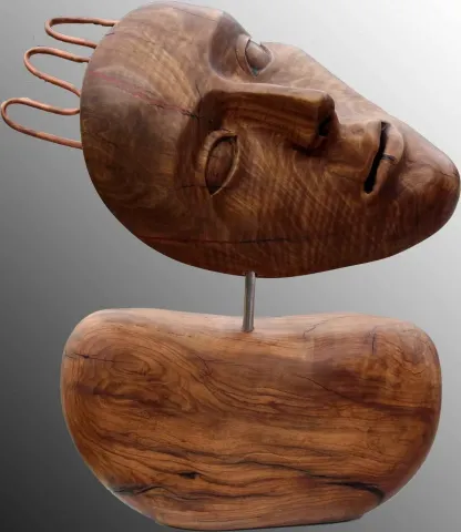 "Kraliçe" eseri HAKAN ERASLAN tarafından 2015 yılında 47x11x45 cm ölçülerinde Ahşap tekniği ile yapılmıştır.