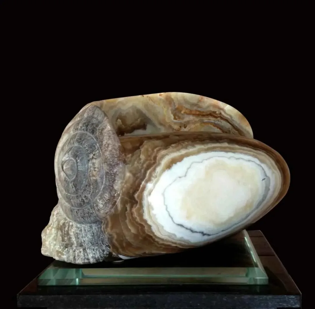 SIRMA YILDIZ — “Denizden”, 2013 "Denizden" eseri SIRMA YILDIZ tarafından 2013 yılında 25x25x45 cm ölçülerinde Onyx tekniği ile yapılmıştır.