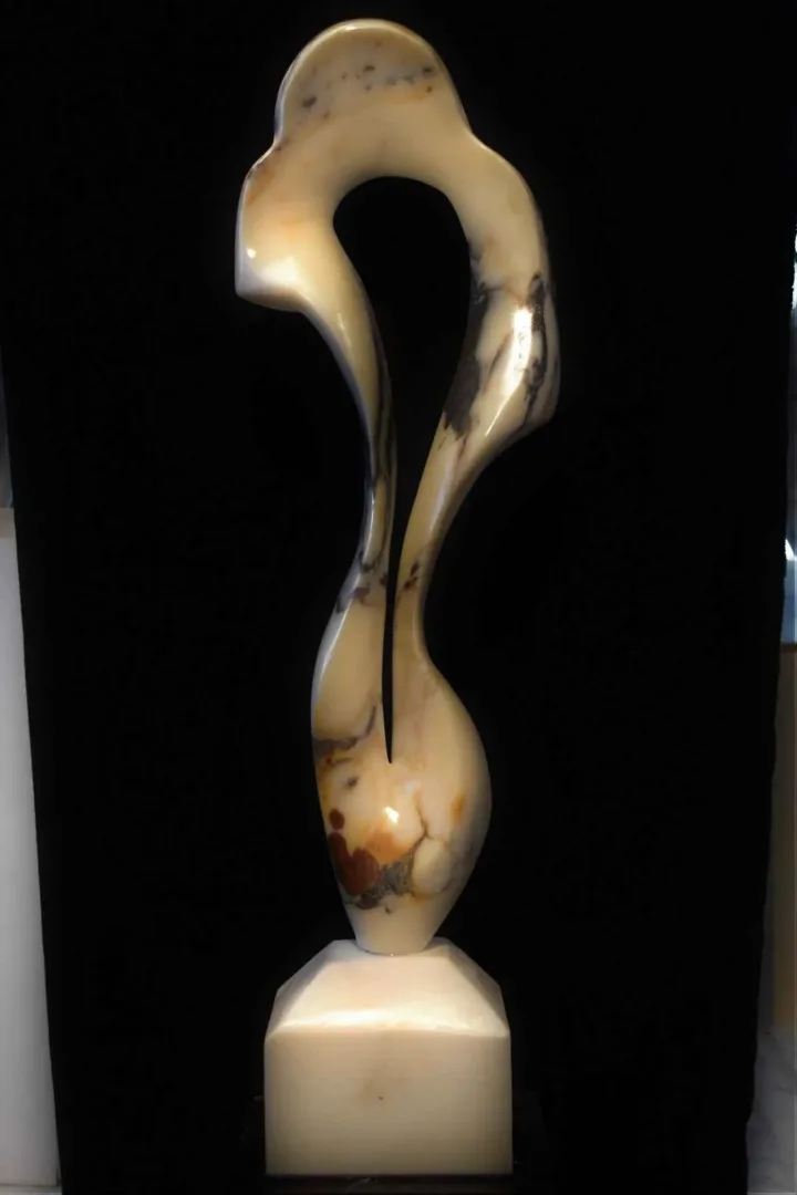 DİNÇER GÜNGÖRÜR — 2016 Bu eser DİNÇER GÜNGÖRÜR tarafından 2016 yılında 94x28x13 cm ölçülerinde Afyon Mermeri tekniği ile yapılmıştır.