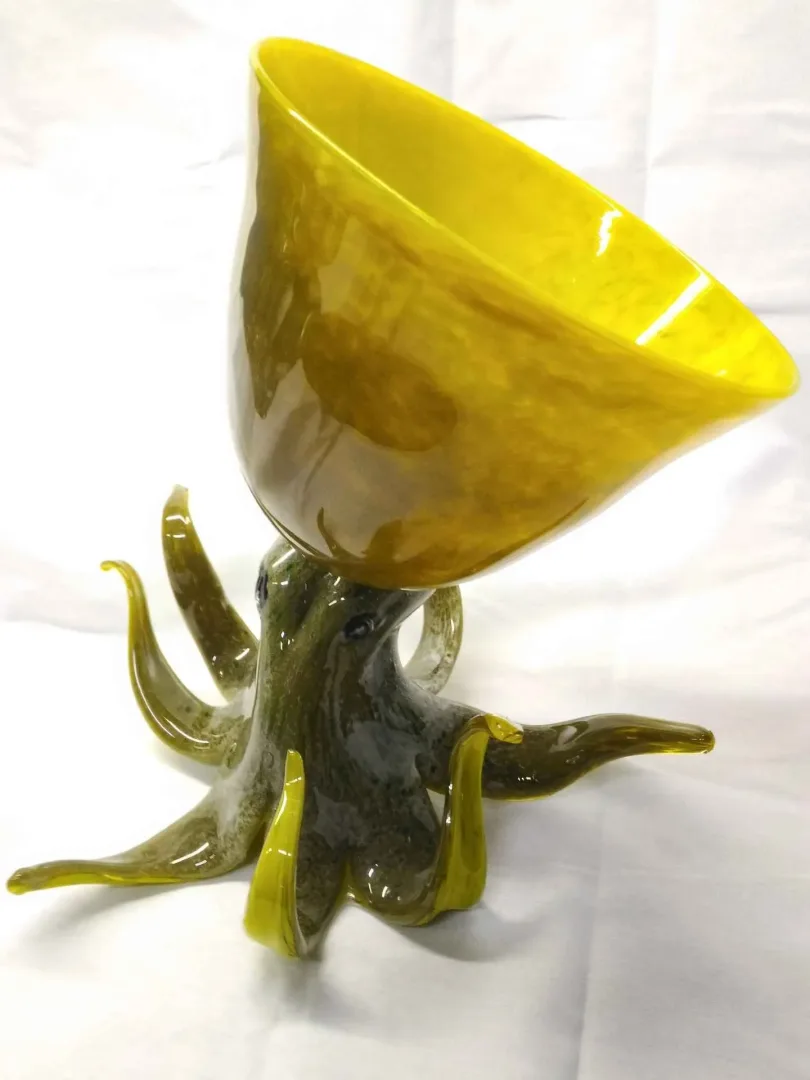 TAHA BAYDAR — 2016 Bu eser TAHA BAYDAR tarafından 2016 yılında 32x24x30 cm ölçülerinde Sıcak Cam Şekillendirme tekniği ile yapılmıştır.