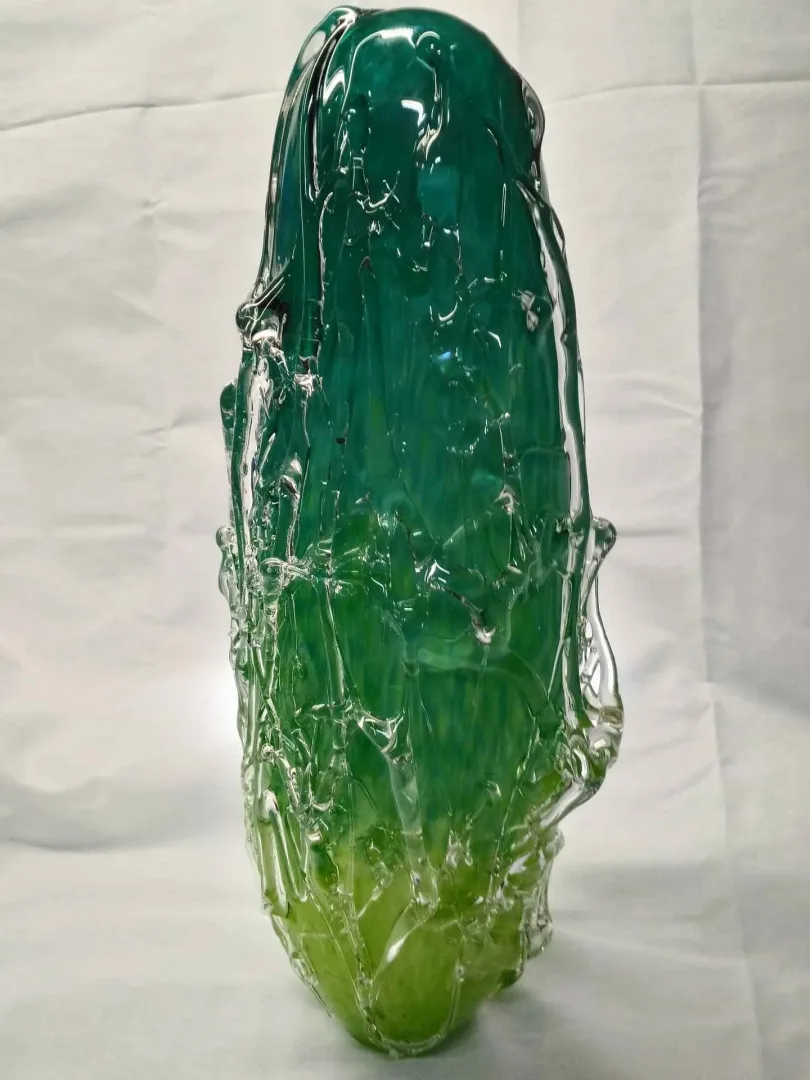 TAHA BAYDAR — 2016 Bu eser TAHA BAYDAR tarafından 2016 yılında 45x17x17 cm ölçülerinde Sıcak Cam Şekillendirme tekniği ile yapılmıştır.