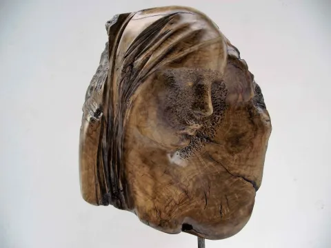 "Afrodit" eseri HAKAN ERASLAN tarafından 2016 yılında 27x54x20 cm ölçülerinde Zeytin Ağacı Yontu tekniği ile yapılmıştır.