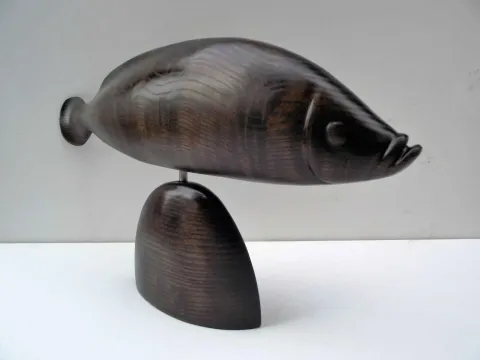 "Susuz düşler" eseri HAKAN ERASLAN tarafından 2016 yılında 60x32x8 cm ölçülerinde Zeytin Ağacı Yontu tekniği ile yapılmıştır.