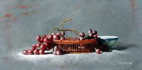 "Çin Vazolu Üzümler" eseri HASAN SAYGIN tarafından 2010 yılında 60x30 cm ölçülerinde Tuval üzeri yağlı boya tekniği ile yapılmıştır.
