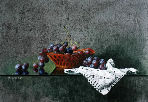 "Dantelli Üzüm" eseri HASAN SAYGIN tarafından 2010 yılında 55x38 cm ölçülerinde Tuval üzeri yağlı boya tekniği ile yapılmıştır.