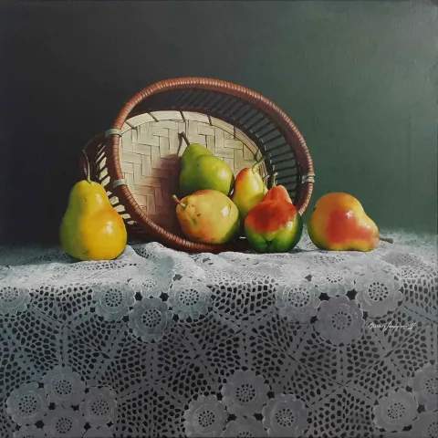 "Dantelli Armutlar" eseri HASAN SAYGIN tarafından 2011 yılında 50x50 cm ölçülerinde Tuval üzeri yağlı boya tekniği ile yapılmıştır.