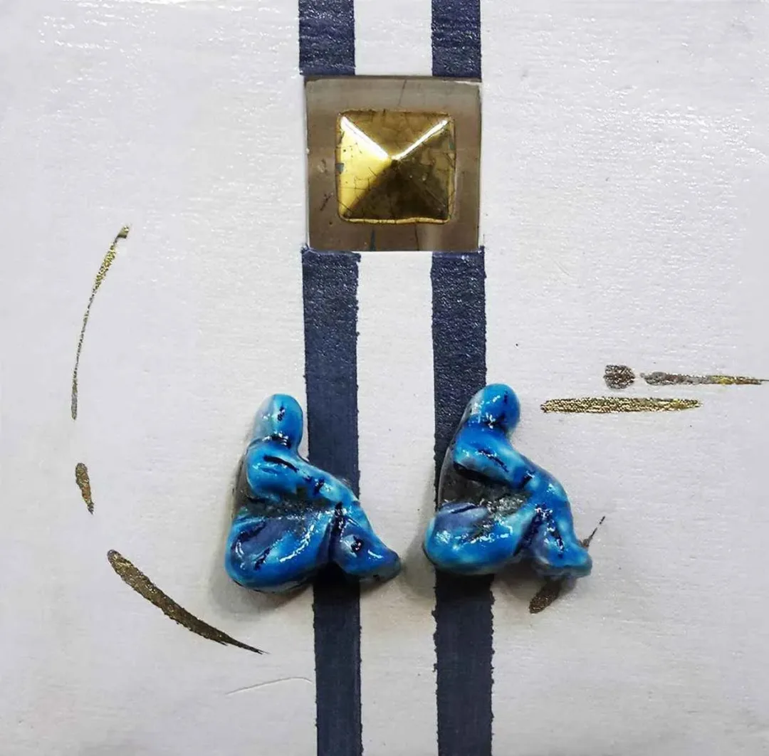 AYSUN ÇÖLBAYIR DİNİZ — “isimsiz”, 2016 "isimsiz" eseri AYSUN ÇÖLBAYIR DİNİZ tarafından 2016 yılında 25x25 cm ölçülerinde Seramik tekniği ile yapılmıştır.