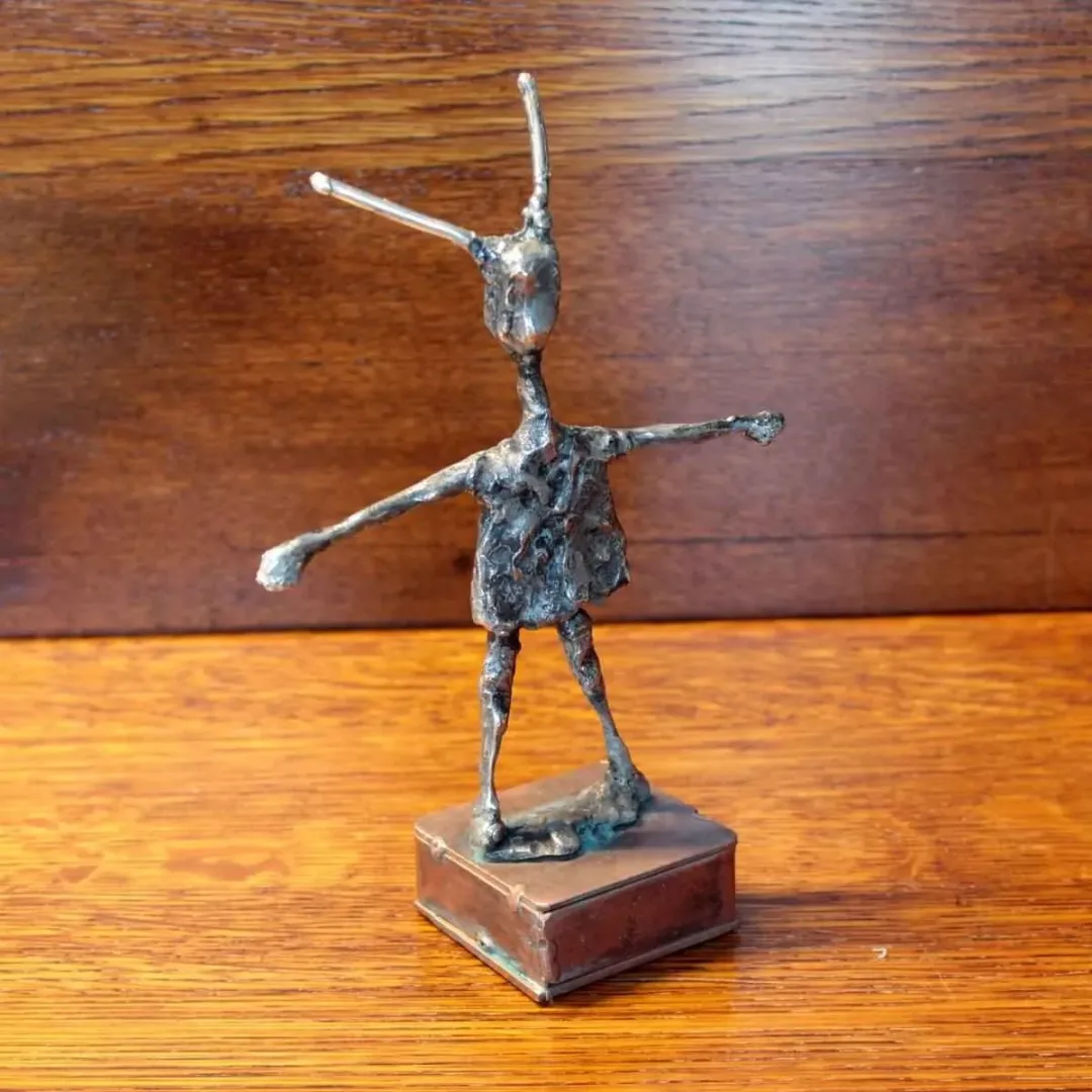 ÖZER AKTAŞ — “isimsiz”, 2016 "isimsiz" eseri ÖZER AKTAŞ tarafından 2016 yılında Demir yontu tekniği ile yapılmıştır.