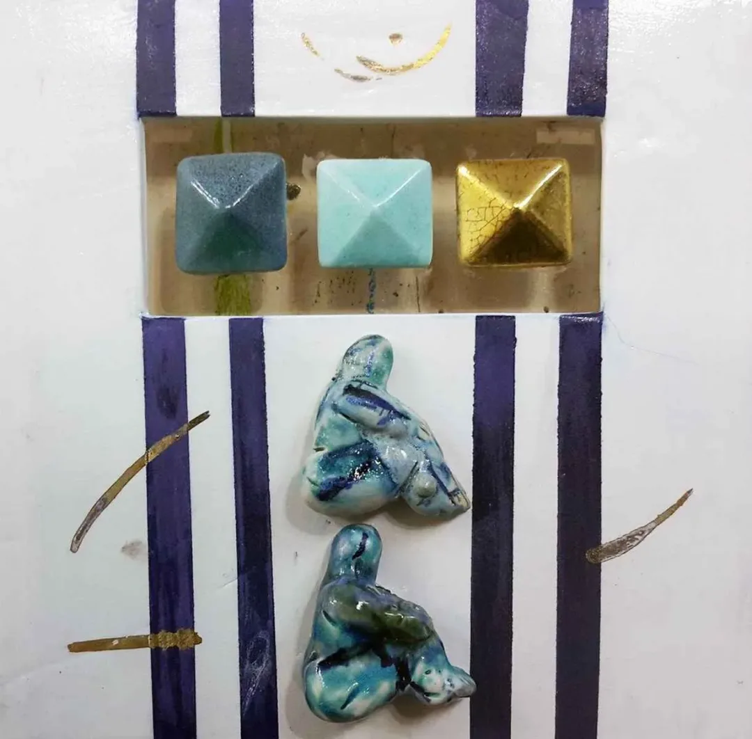 AYSUN ÇÖLBAYIR DİNİZ — “isimsiz”, 2016 "isimsiz" eseri AYSUN ÇÖLBAYIR DİNİZ tarafından 2016 yılında 25x25 cm ölçülerinde Seramik tekniği ile yapılmıştır.