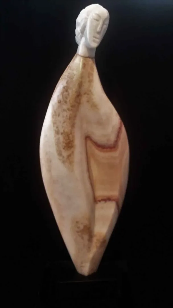 DİNÇER GÜNGÖRÜR — “Tevazu” "Tevazu" eseri DİNÇER GÜNGÖRÜR tarafından 71x22x9 cm ölçülerinde Yunusemre taşı tekniği ile yapılmıştır.