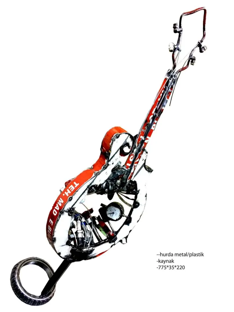 ASAF ERDEMLİ — “Mandolin”, 2017 "Mandolin" eseri ASAF ERDEMLİ tarafından 2017 yılında 75x35x20 cm ölçülerinde Hurda Metal+Plastik tekniği ile yapılmıştır.