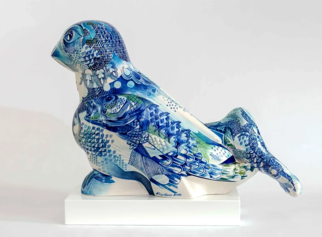 SEMİH KAPLAN — “Simurg”, 2016 "Simurg" eseri SEMİH KAPLAN tarafından 2016 yılında 45x66x25 cm ölçülerinde Seramik tekniği ile yapılmıştır.