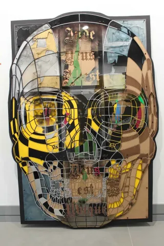"Inde deus abest - deus est ubique" eseri EMRE LÜLE tarafından 140x95 cm ölçülerinde Poliplastik tekniği ile yapılmıştır.