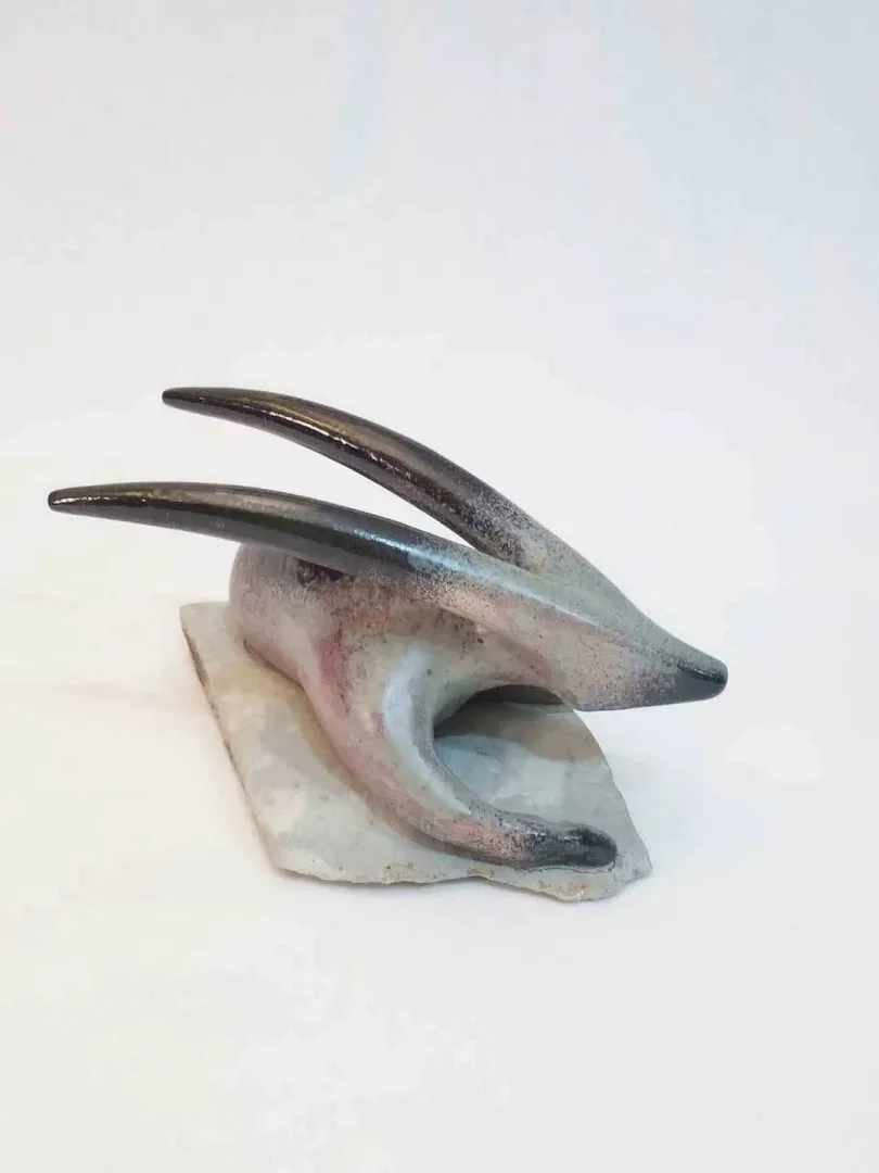 AYŞE ERGÜNER — “isimsiz”, 2017 "isimsiz" eseri AYŞE ERGÜNER tarafından 2017 yılında 20x13x11 cm ölçülerinde Beyaz Vakum Çamur, 1050 °C Sırlı Pişirim, Taş tekniği ile yapılmıştır.