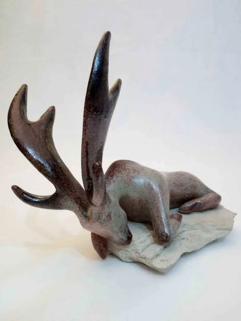 AYŞE ERGÜNER — “isimsiz”, 2017 "isimsiz" eseri AYŞE ERGÜNER tarafından 2017 yılında 24x15x20 cm ölçülerinde Beyaz Vakum Çamur, 1050 °C Sırlı Pişirim, Taş tekniği ile yapılmıştır.