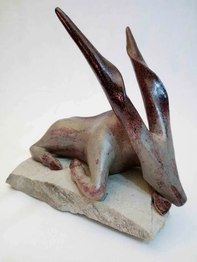 AYŞE ERGÜNER — “isimsiz”, 2017 "isimsiz" eseri AYŞE ERGÜNER tarafından 2017 yılında 21x15x19 cm ölçülerinde Beyaz Vakum Çamur, 1050 °C Sırlı Pişirim, Taş tekniği ile yapılmıştır.