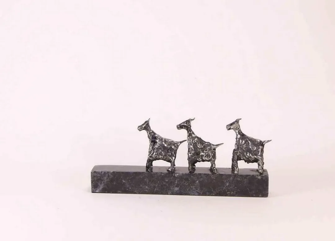 ÖZER AKTAŞ — “isimsiz”, 2017 "isimsiz" eseri ÖZER AKTAŞ tarafından 2017 yılında 3x7x15 cm ölçülerinde Demir yontu tekniği ile yapılmıştır.