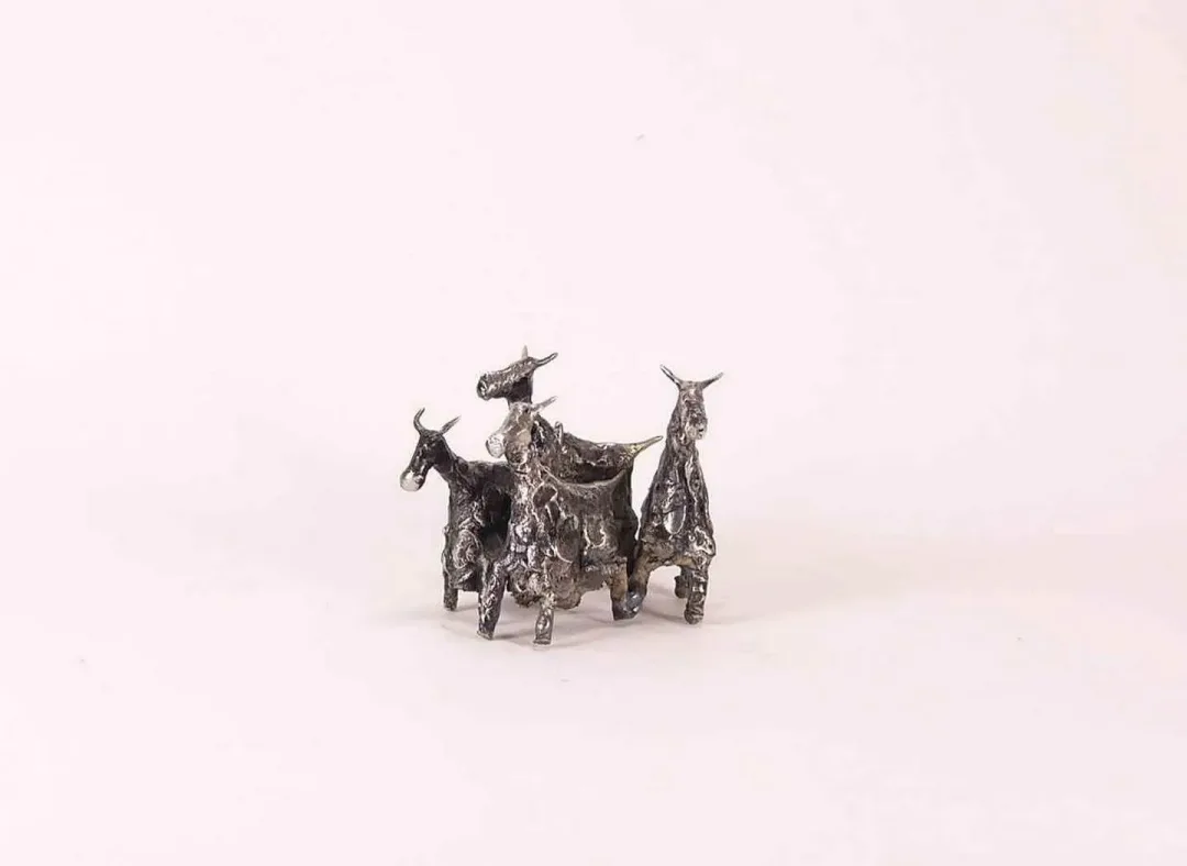 ÖZER AKTAŞ — “isimsiz”, 2017 "isimsiz" eseri ÖZER AKTAŞ tarafından 2017 yılında 5x6x7 cm ölçülerinde Demir yontu tekniği ile yapılmıştır.