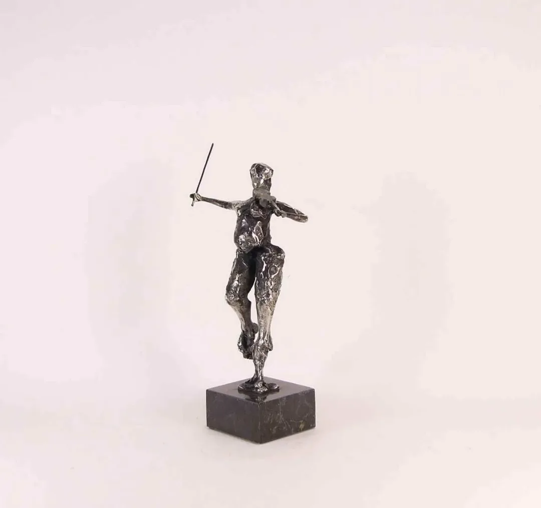 ÖZER AKTAŞ — “isimsiz”, 2017 "isimsiz" eseri ÖZER AKTAŞ tarafından 2017 yılında 5x9x17 cm ölçülerinde Demir yontu tekniği ile yapılmıştır.