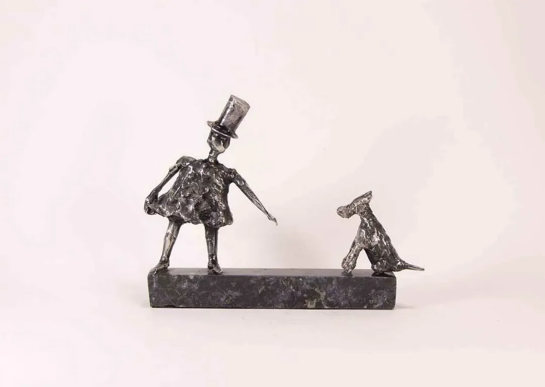 ÖZER AKTAŞ — “isimsiz”, 2017 "isimsiz" eseri ÖZER AKTAŞ tarafından 2017 yılında 5x10x17 cm ölçülerinde Demir yontu tekniği ile yapılmıştır.