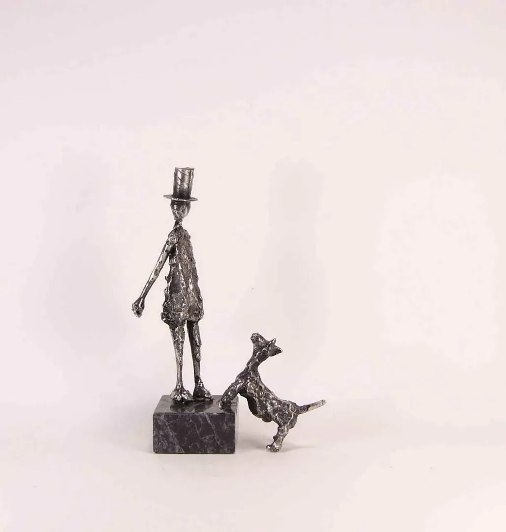 ÖZER AKTAŞ — “isimsiz”, 2017 "isimsiz" eseri ÖZER AKTAŞ tarafından 2017 yılında 5x11x16 cm ölçülerinde Demir yontu tekniği ile yapılmıştır.