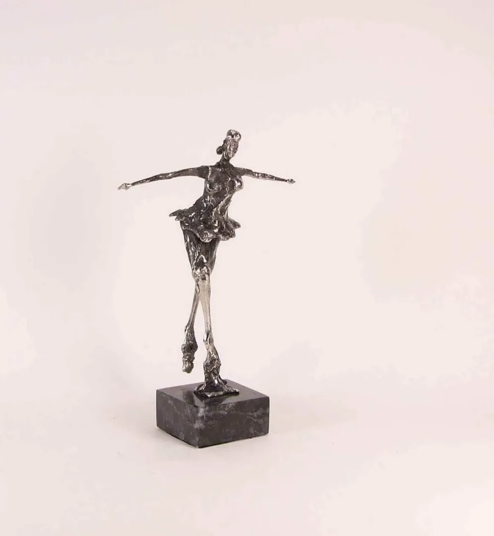 ÖZER AKTAŞ — “isimsiz”, 2017 "isimsiz" eseri ÖZER AKTAŞ tarafından 2017 yılında 5x11x17 cm ölçülerinde Demir yontu tekniği ile yapılmıştır.