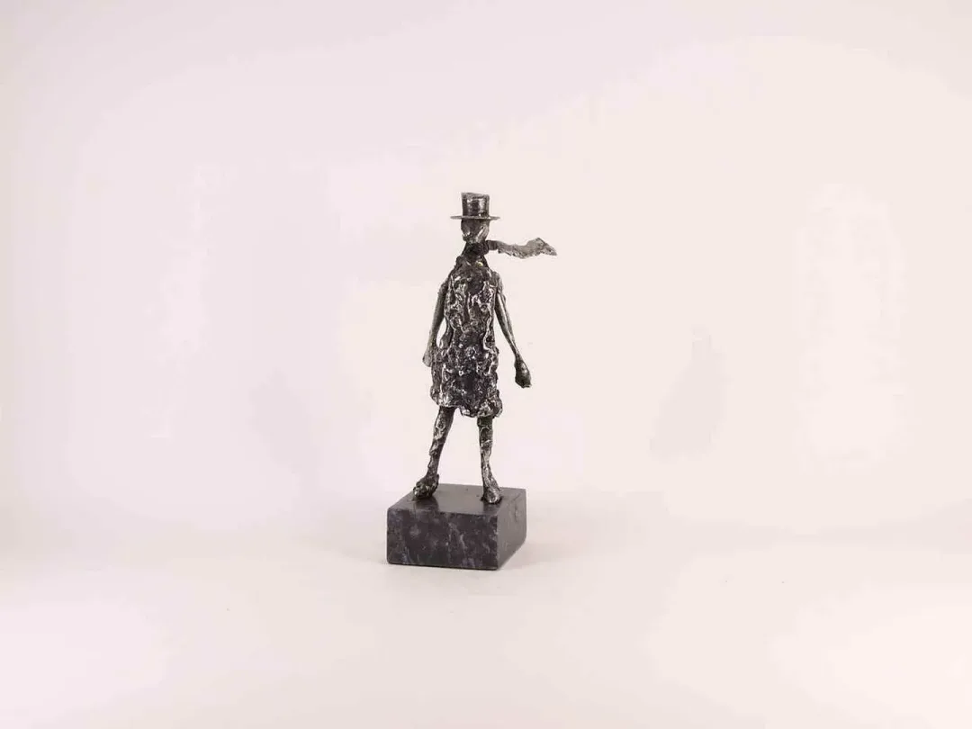 ÖZER AKTAŞ — “isimsiz”, 2017 "isimsiz" eseri ÖZER AKTAŞ tarafından 2017 yılında 6x5x15 cm ölçülerinde Demir yontu tekniği ile yapılmıştır.