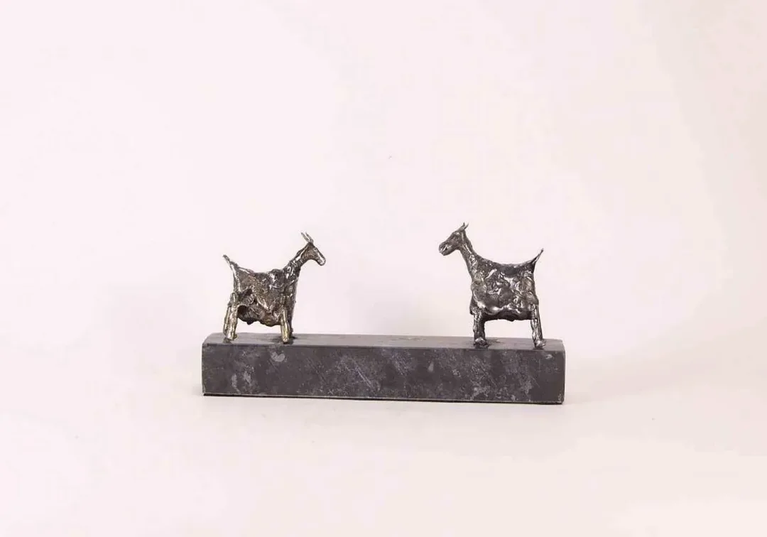 ÖZER AKTAŞ — “isimsiz”, 2017 "isimsiz" eseri ÖZER AKTAŞ tarafından 2017 yılında 7x3x15 cm ölçülerinde Demir yontu tekniği ile yapılmıştır.