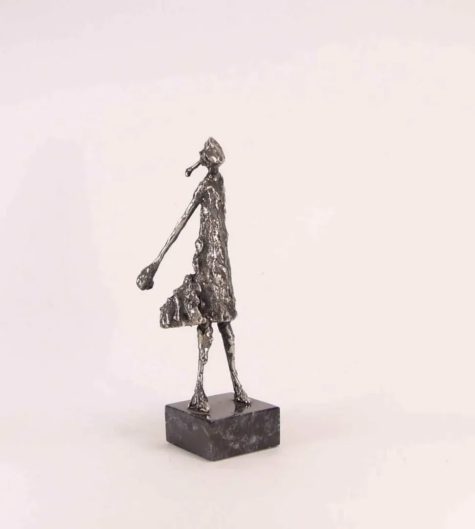 ÖZER AKTAŞ — “isimsiz”, 2017 "isimsiz" eseri ÖZER AKTAŞ tarafından 2017 yılında 7x14x17 cm ölçülerinde Demir yontu tekniği ile yapılmıştır.