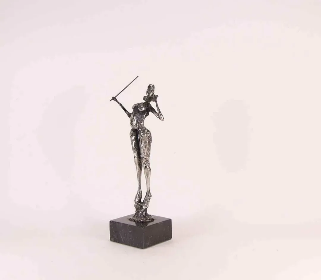 ÖZER AKTAŞ — “isimsiz”, 2017 "isimsiz" eseri ÖZER AKTAŞ tarafından 2017 yılında 9x5x17 cm ölçülerinde Demir yontu tekniği ile yapılmıştır.