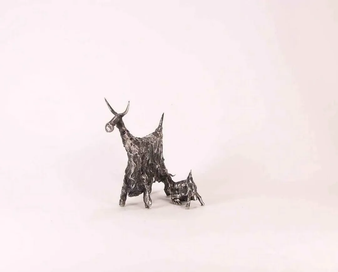 ÖZER AKTAŞ — “isimsiz”, 2017 "isimsiz" eseri ÖZER AKTAŞ tarafından 2017 yılında 9x8x10 cm ölçülerinde Demir yontu tekniği ile yapılmıştır.