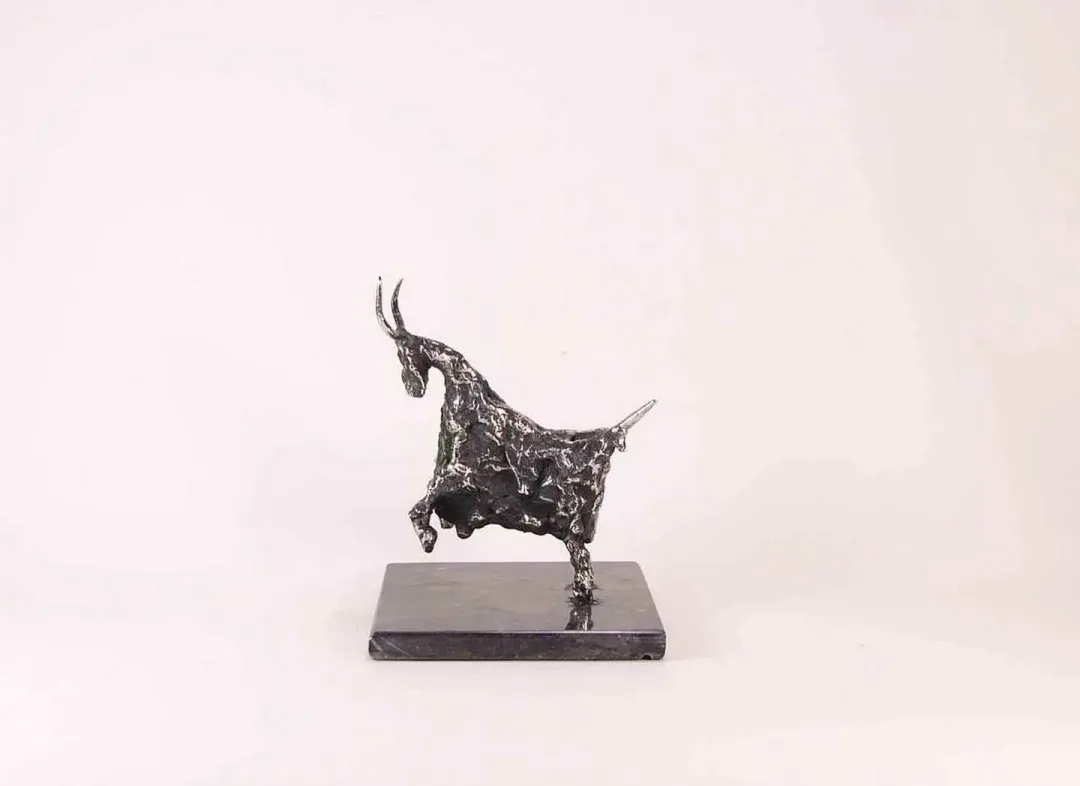 ÖZER AKTAŞ — “isimsiz”, 2017 "isimsiz" eseri ÖZER AKTAŞ tarafından 2017 yılında 9x10x10 cm ölçülerinde Demir yontu tekniği ile yapılmıştır.