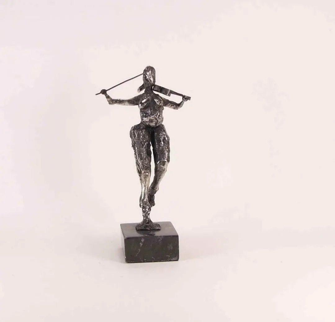 ÖZER AKTAŞ — “isimsiz”, 2017 "isimsiz" eseri ÖZER AKTAŞ tarafından 2017 yılında 17x5x9 cm ölçülerinde Demir yontu tekniği ile yapılmıştır.