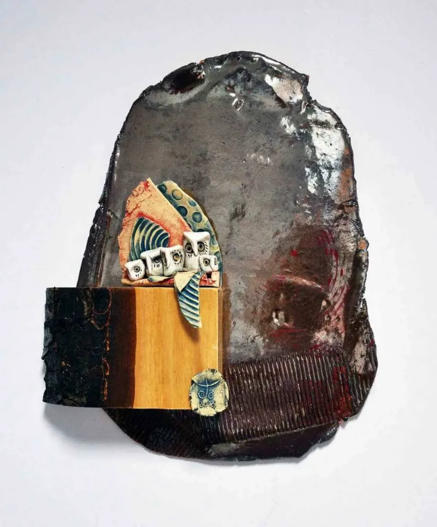 DENİZ ONUR ERMAN — “isimsiz”, 2016 "isimsiz" eseri DENİZ ONUR ERMAN tarafından 2016 yılında 25x30 cm ölçülerinde Serbest elle şekillendirilmiş porselen ve döküm kili ve karışık malzeme 1260°C tekniği ile yapılmıştır.