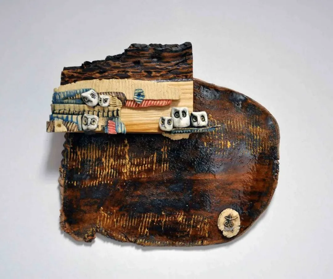 DENİZ ONUR ERMAN — “isimsiz”, 2016 "isimsiz" eseri DENİZ ONUR ERMAN tarafından 2016 yılında 20x25 cm ölçülerinde Serbest elle şekillendirilmiş porselen ve döküm kili ve karışık malzeme 1260°C tekniği ile yapılmıştır.