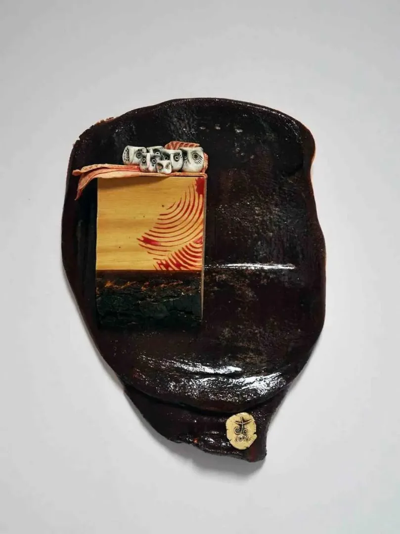 DENİZ ONUR ERMAN — “isimsiz”, 2016 "isimsiz" eseri DENİZ ONUR ERMAN tarafından 2016 yılında 25x30 cm ölçülerinde Serbest elle şekillendirilmiş porselen ve döküm kili ve karışık malzeme 1260°C tekniği ile yapılmıştır.