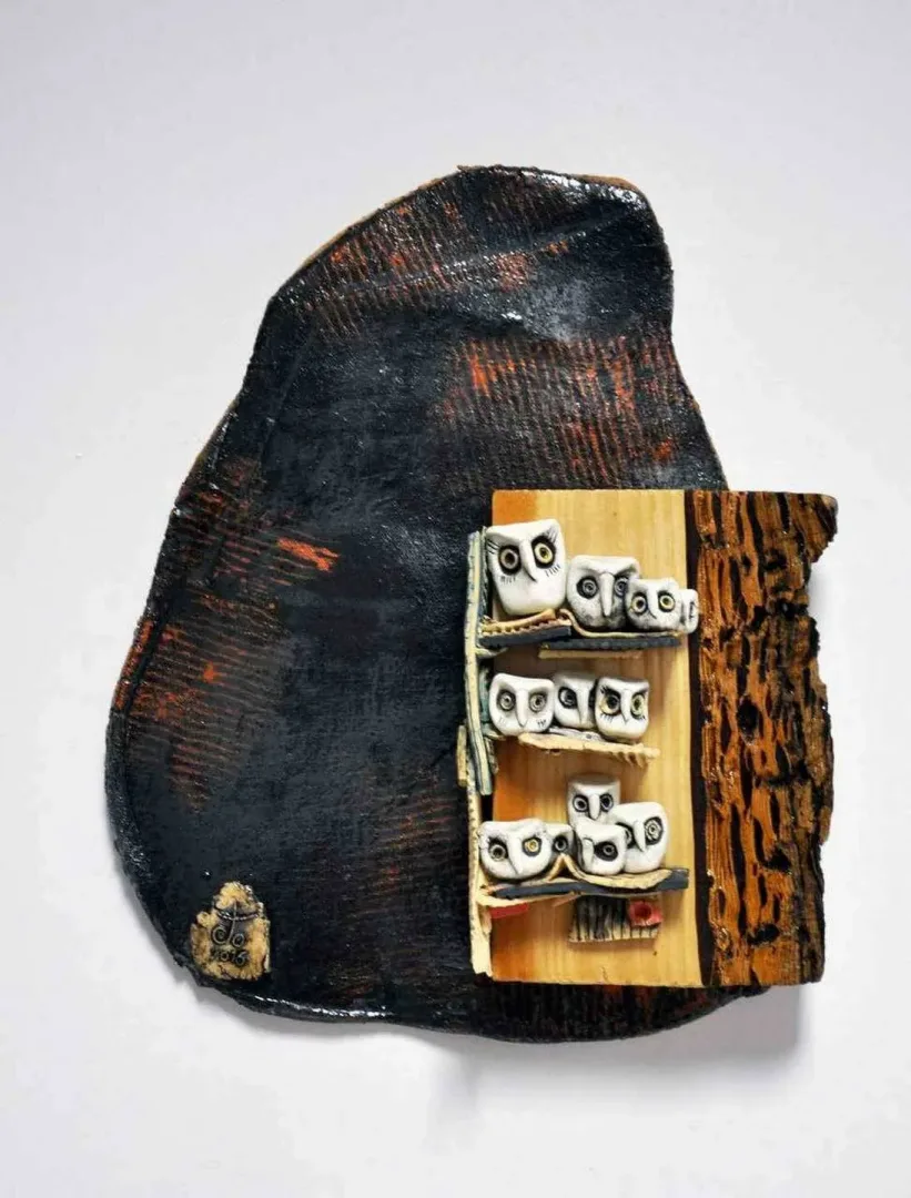 DENİZ ONUR ERMAN — “isimsiz”, 2016 "isimsiz" eseri DENİZ ONUR ERMAN tarafından 2016 yılında 25x30 cm ölçülerinde Serbest elle şekillendirilmiş porselen ve döküm kili ve karışık malzeme 1260°C tekniği ile yapılmıştır.