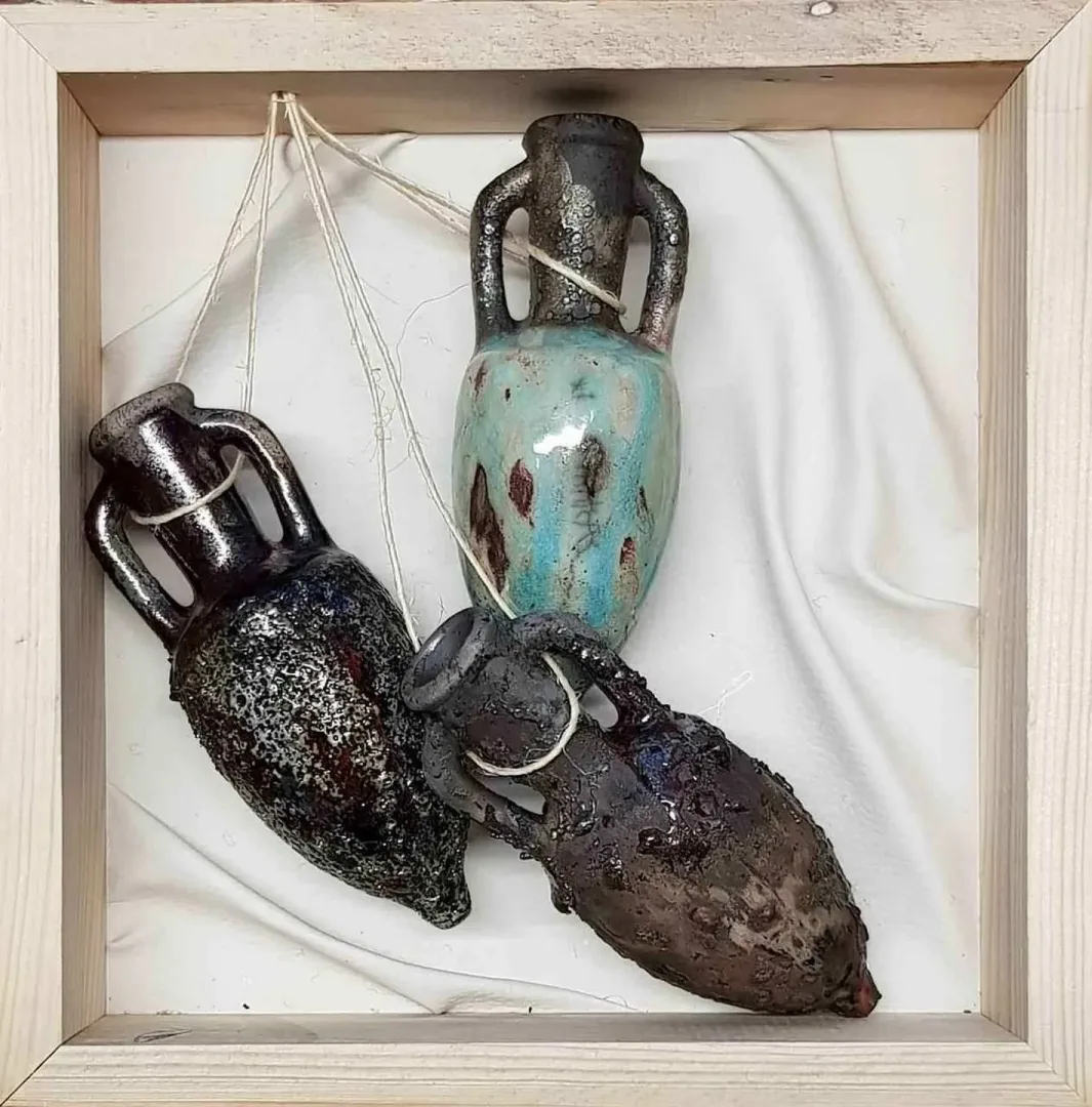 FEYHAN BAYIK — “isimsiz” "isimsiz" eseri FEYHAN BAYIK tarafından 25x25 cm ölçülerinde Beyaz Kil, Raku Tekniği 1100 °C tekniği ile yapılmıştır.