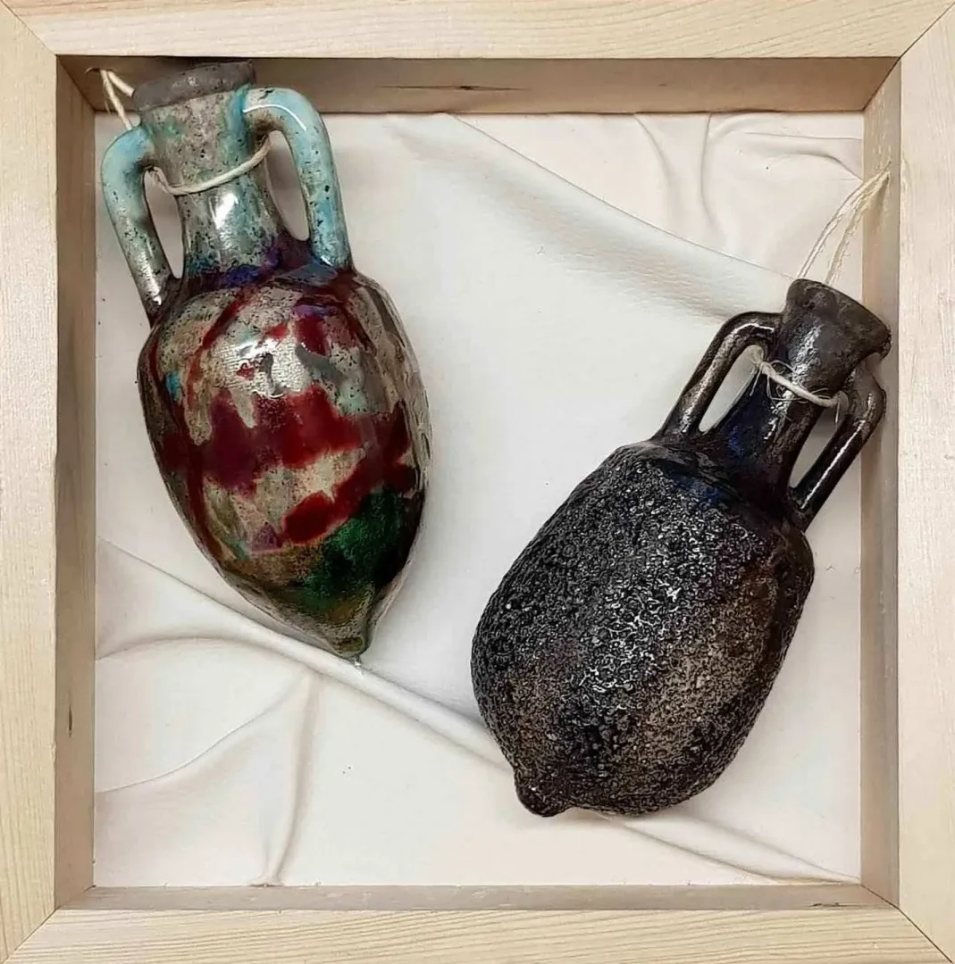 FEYHAN BAYIK — “isimsiz” "isimsiz" eseri FEYHAN BAYIK tarafından 25x25 cm ölçülerinde Beyaz Kil, Raku Tekniği 1100 °C tekniği ile yapılmıştır.