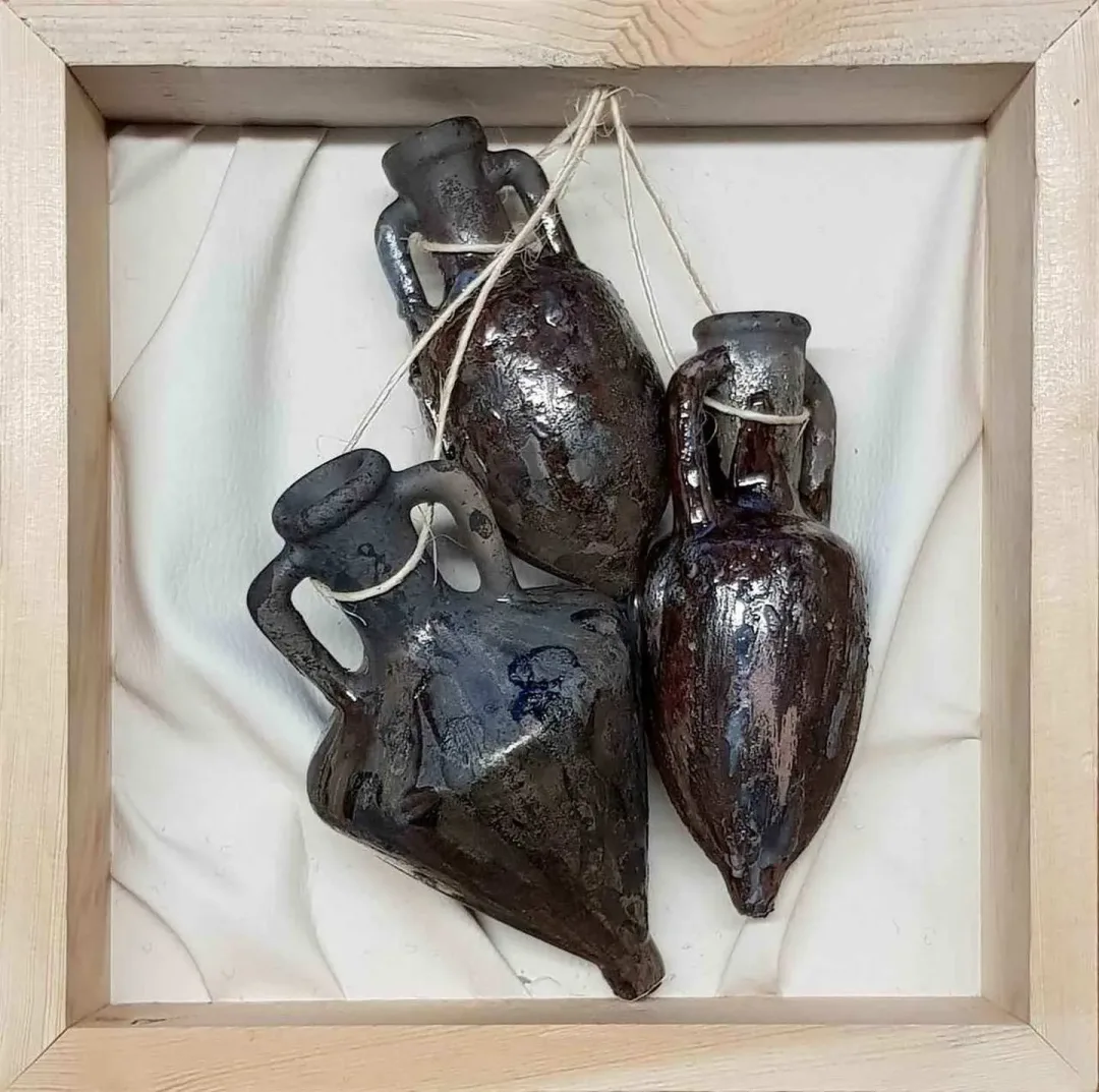 FEYHAN BAYIK — “isimsiz” "isimsiz" eseri FEYHAN BAYIK tarafından 25x25 cm ölçülerinde Beyaz Kil, Raku Tekniği 1100 °C tekniği ile yapılmıştır.