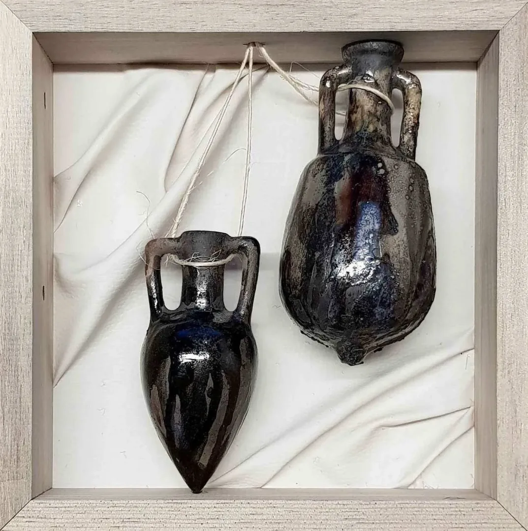 FEYHAN BAYIK — “isimsiz” "isimsiz" eseri FEYHAN BAYIK tarafından 25x25 cm ölçülerinde Beyaz Kil, Raku Tekniği 1100 °C tekniği ile yapılmıştır.