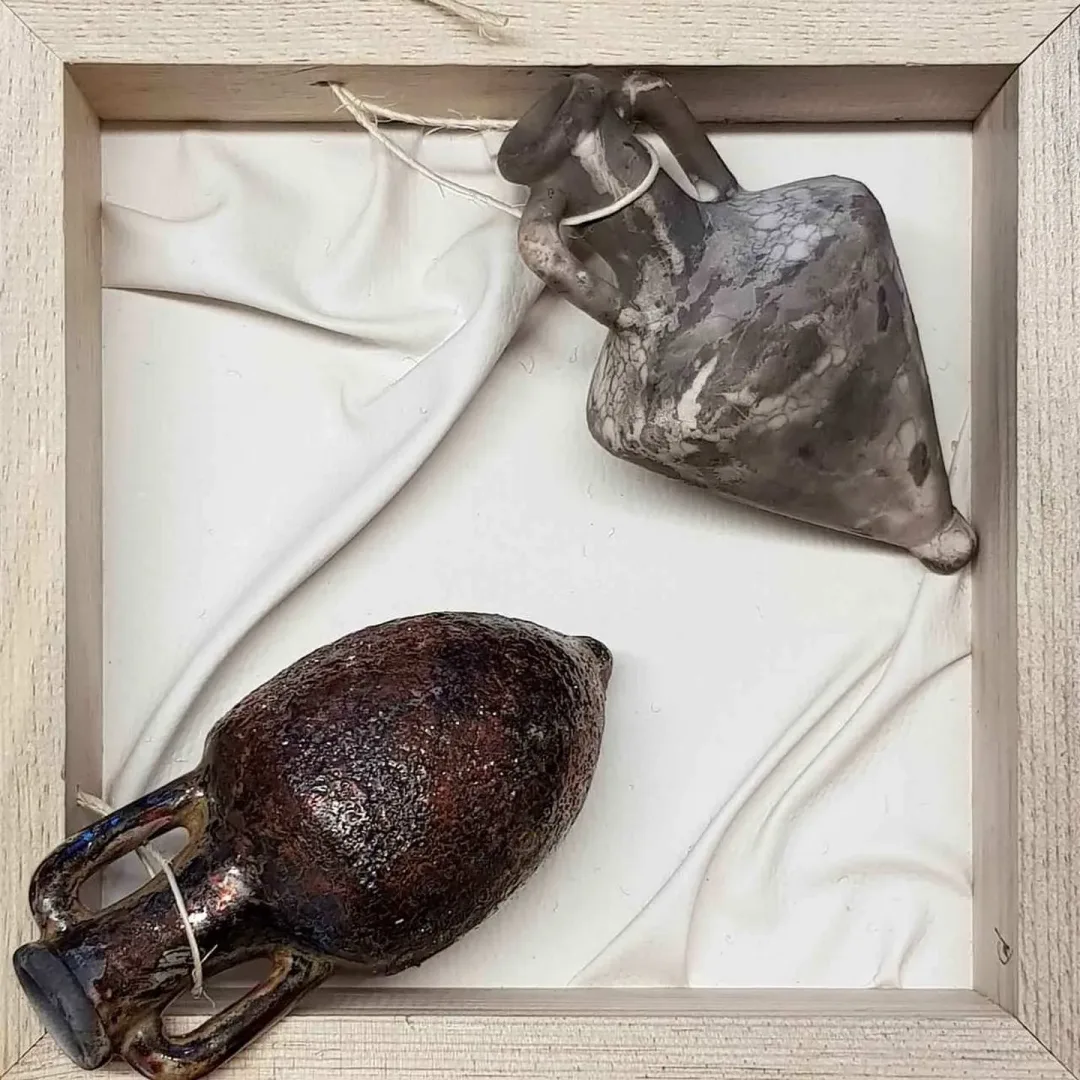 FEYHAN BAYIK — “isimsiz” "isimsiz" eseri FEYHAN BAYIK tarafından 25x25 cm ölçülerinde Beyaz Kil, Raku Tekniği 1100 °C tekniği ile yapılmıştır.