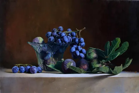 "İncirler ve Üzümler" eseri HASAN SAYGIN tarafından 2016 yılında 54x81 cm ölçülerinde Tuval üzeri yağlı boya tekniği ile yapılmıştır.