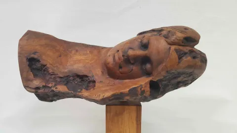 "Genç Kız" eseri HAKAN ERASLAN tarafından 2018 yılında 26x54x46 cm ölçülerinde Zeytin Ağacı Yontu tekniği ile yapılmıştır.
