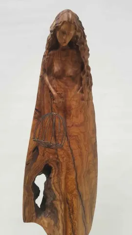 Bu eser HAKAN ERASLAN tarafından 2018 yılında 20x21x76 cm ölçülerinde Zeytin Ağacı Yontu tekniği ile yapılmıştır.