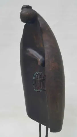 Bu eser HAKAN ERASLAN tarafından 2018 yılında 14x19x54 cm ölçülerinde Zeytin Ağacı Yontu tekniği ile yapılmıştır.
