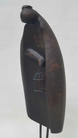 Bu eser HAKAN ERASLAN tarafından 2018 yılında 14x19x54 cm ölçülerinde Zeytin Ağacı Yontu tekniği ile yapılmıştır.