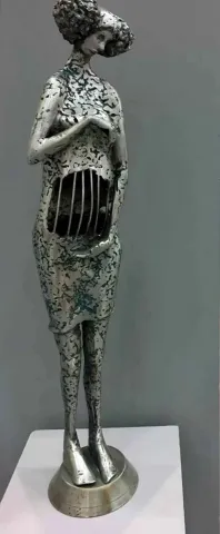 "Kafes" eseri HAKAN ERASLAN tarafından 2018 yılında 76x10x14 cm ölçülerinde Metal 1/1 tekniği ile yapılmıştır.